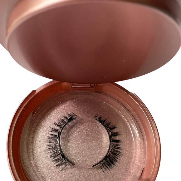 Magnetic Eyelashes Kit with Applicator Tool and Mirror Case False Lashes - Picture 3 of 16